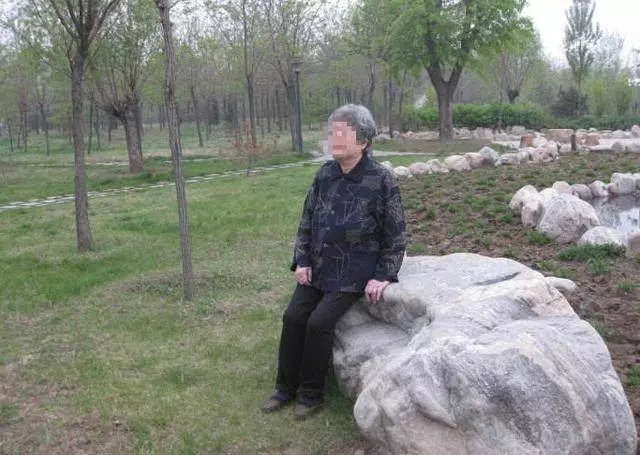 母親給乞丐一碗飯救他一命,10年後乞丐開豪車讓母親失業,母親樂了