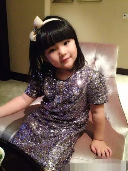 8歲王詩齡再次亮相舞台,再無人吹噓她的身材,滿腹才華獲贊無數