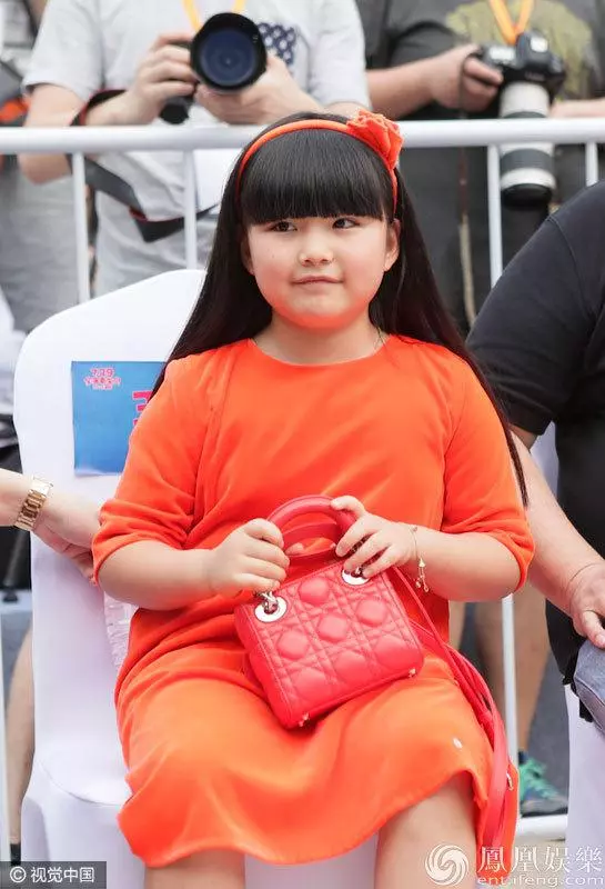 8歲王詩齡再次亮相舞台,再無人吹噓她的身材,滿腹才華獲贊無數