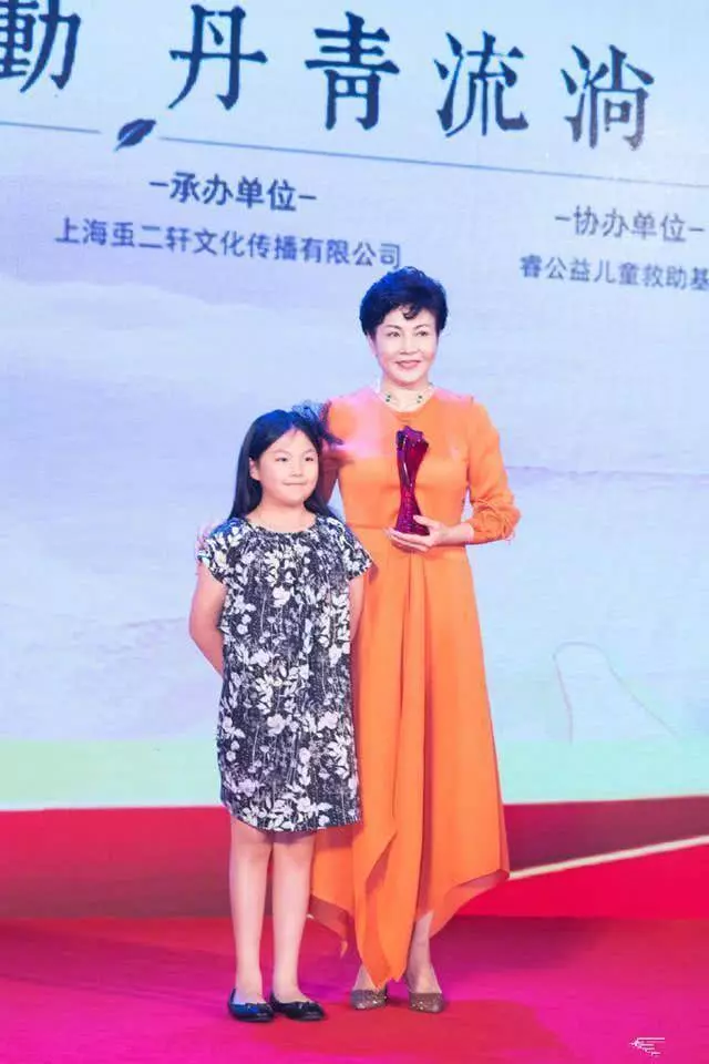 8歲王詩齡再次亮相舞台,再無人吹噓她的身材,滿腹才華獲贊無數