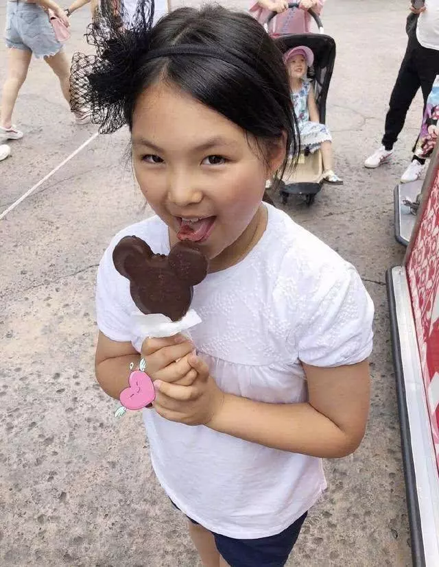 8歲王詩齡再次亮相舞台,再無人吹噓她的身材,滿腹才華獲贊無數