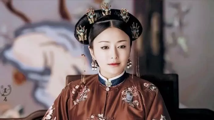 富察皇后甜美風現身機場,抱U型枕嫩過少女,怎麼一直沒發現她這麼會穿啊