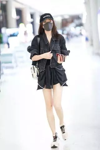 富察皇后甜美風現身機場,抱U型枕嫩過少女,怎麼一直沒發現她這麼會穿啊