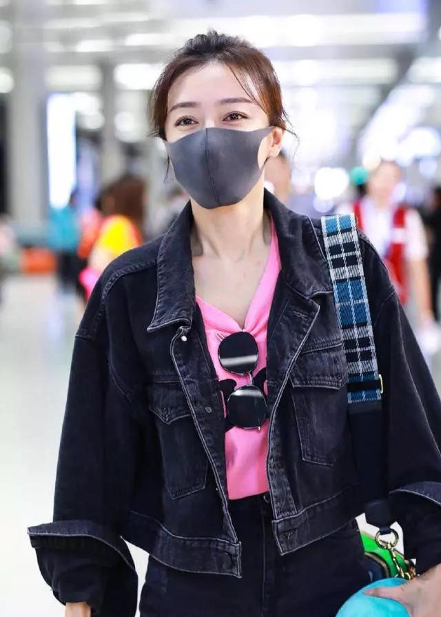 富察皇后甜美風現身機場,抱U型枕嫩過少女,怎麼一直沒發現她這麼會穿啊