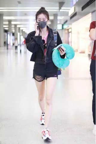 富察皇后甜美風現身機場,抱U型枕嫩過少女,怎麼一直沒發現她這麼會穿啊