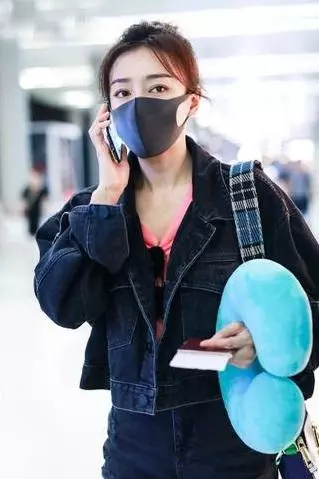 富察皇后甜美風現身機場,抱U型枕嫩過少女,怎麼一直沒發現她這麼會穿啊