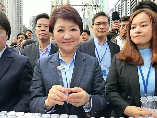 盧秀燕就職台中市長 送一萬瓶「這個」