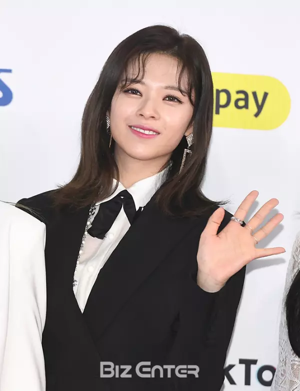 [TWICE][新聞]181225 girl crush魅力大爆炸「SBS歌謠大戰」TWICE兩個特別合作舞台公開
