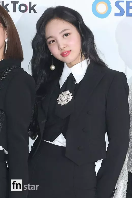 [TWICE][新聞]181225 girl crush魅力大爆炸「SBS歌謠大戰」TWICE兩個特別合作舞台公開