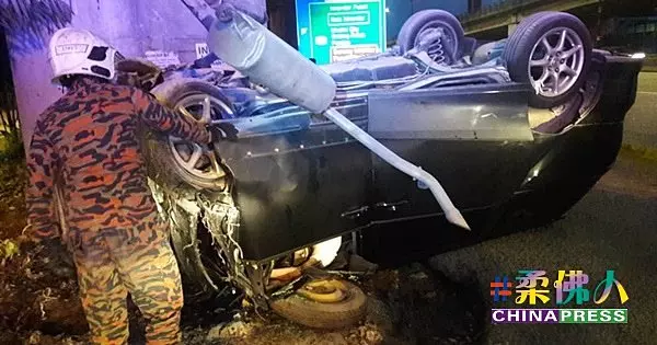 休旅車猛撞立交橋柱子 華裔司機當場夾斃