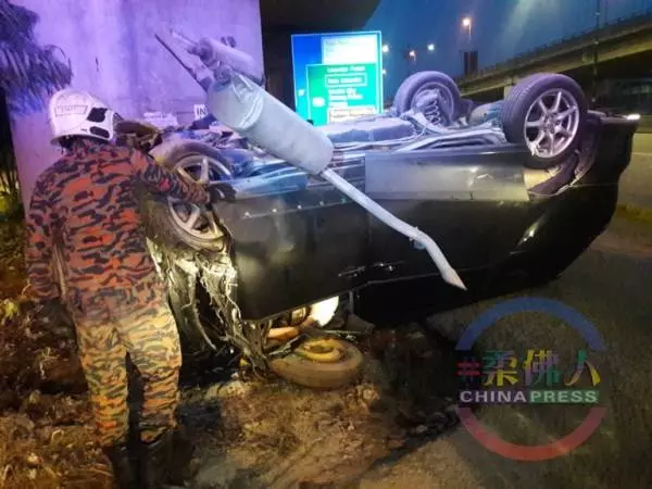 休旅車猛撞立交橋柱子 華裔司機當場夾斃