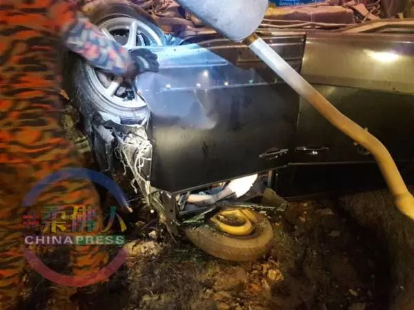 休旅車猛撞立交橋柱子 華裔司機當場夾斃