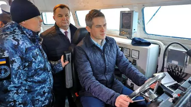 硬碰硬!英國防長開軍艦上門叫板,俄軍司令親自駕機升空迎戰