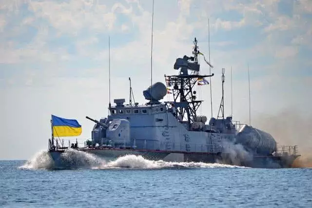 硬碰硬!英國防長開軍艦上門叫板,俄軍司令親自駕機升空迎戰