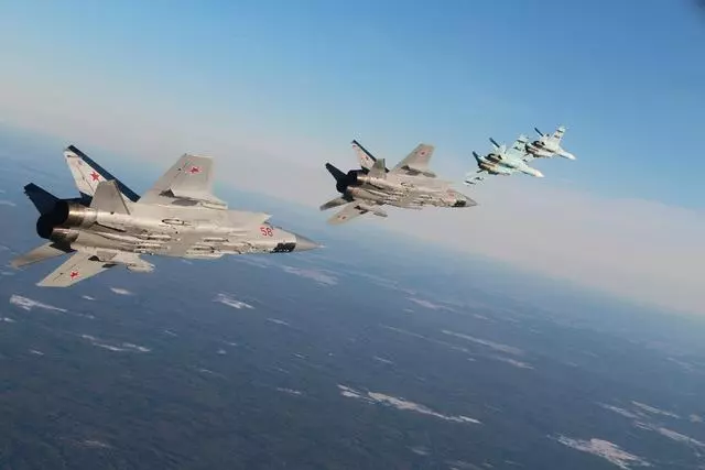 硬碰硬!英國防長開軍艦上門叫板,俄軍司令親自駕機升空迎戰