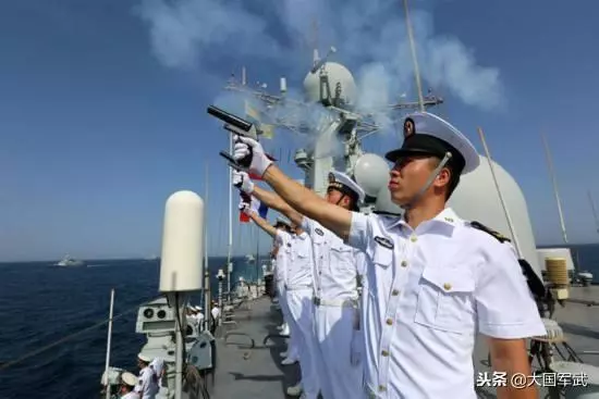 中東海域發生險情!我軍艦奉命出擊,按下飛彈按鈕逼退敵船