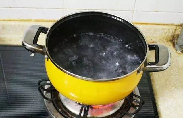起床喝水好處多,但這幾種水絕對不能喝!容易加重「腎臟」負擔,引起血壓升高,尤其是第五種水