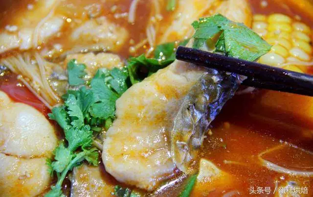 《不能不吃酸湯魚》番茄酸湯魚,魚片嫩滑,湯汁濃厚紅亮,酸甜開胃,端上桌全被喝光