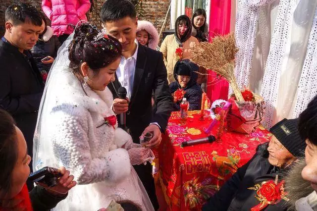 婚禮上老婆不叫媽,我怒踹她一腳,看到婚紗俺後悔了