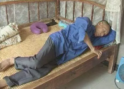 父親遺產被老大老三搶走,老二只得到一本子,沒想到竟成千萬富翁