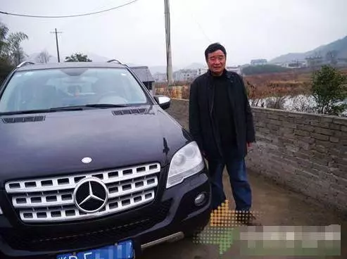 父親遺產被老大老三搶走,老二只得到一本子,沒想到竟成千萬富翁
