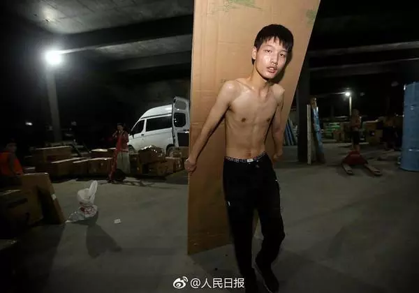 16歲少年搬貨11小時到半夜,一毛也捨不得花全為救白血病妹妹 -
