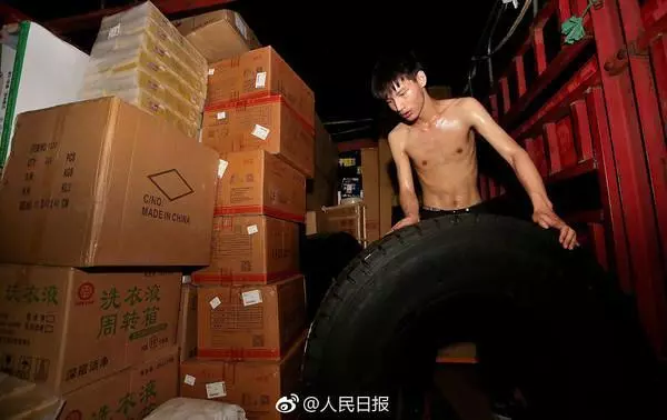 16歲少年搬貨11小時到半夜,一毛也捨不得花全為救白血病妹妹 -