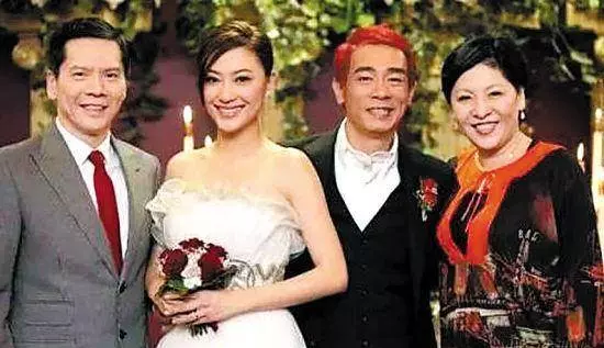 應采兒全家近照,背景大到不像話,網友:難怪Jasper被教育那麼好