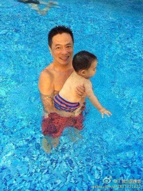 應采兒全家近照,背景大到不像話,網友:難怪Jasper被教育那麼好