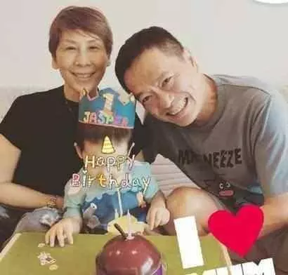 應采兒全家近照,背景大到不像話,網友:難怪Jasper被教育那麼好