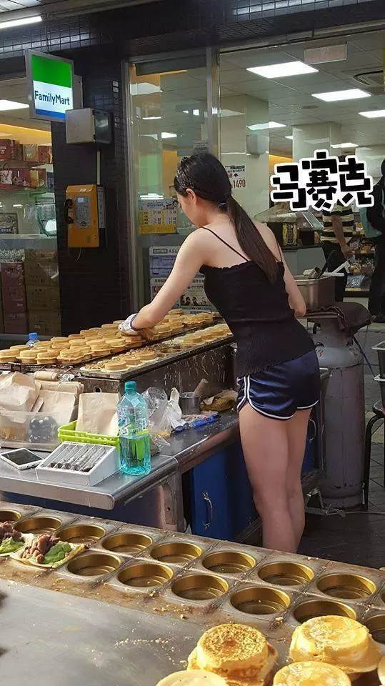 賣紅豆餅老闆娘超辣 意圖害客人都分心:難怪生意特別好 -