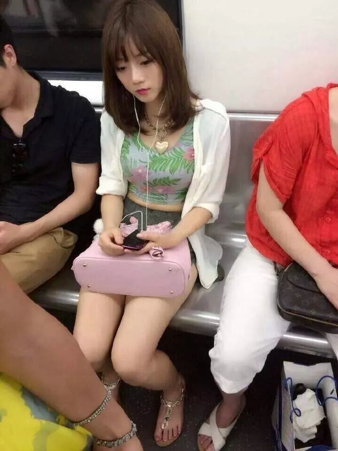 中國地鐵太精彩正妹等級超高…秒懂難怪天天有人坐過站了 -