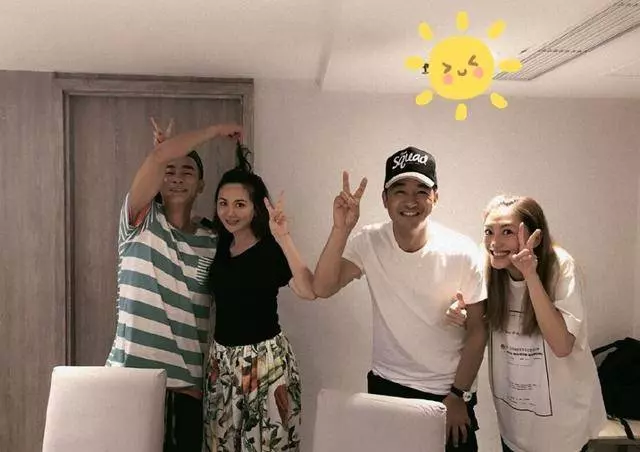 應采兒程莉莎互換老公親密合影,意外穿出了情侶裝,網友:快回去