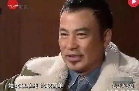 63歲任達華與60歲梁家輝近照對比,網友感慨:兩人妻子差距太大了 -