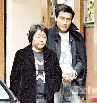 63歲任達華與60歲梁家輝近照對比,網友感慨:兩人妻子差距太大了 -