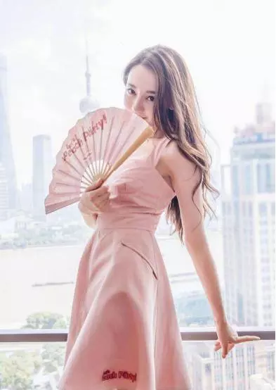 迪麗熱巴和關曉彤同穿粉色連衣裙,風格卻截然不同,誰更勝一籌