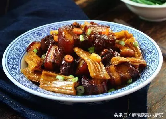 天熱也想吃肉,來點這樣的肉,五花肉和腐竹一起燒,那叫一個好吃