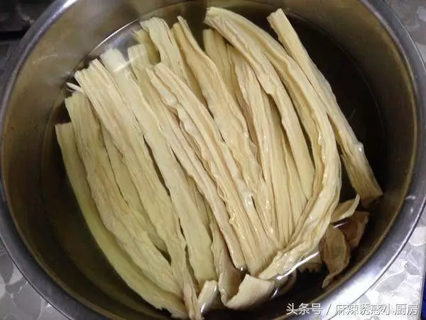 天熱也想吃肉,來點這樣的肉,五花肉和腐竹一起燒,那叫一個好吃