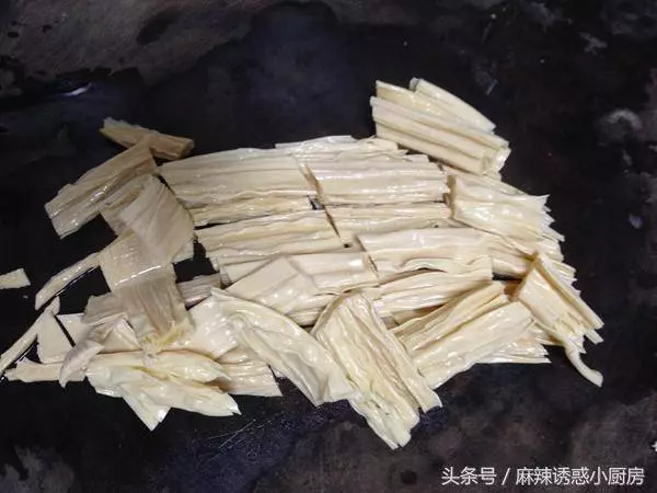 天熱也想吃肉,來點這樣的肉,五花肉和腐竹一起燒,那叫一個好吃