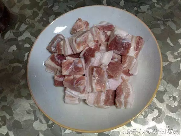 天熱也想吃肉,來點這樣的肉,五花肉和腐竹一起燒,那叫一個好吃