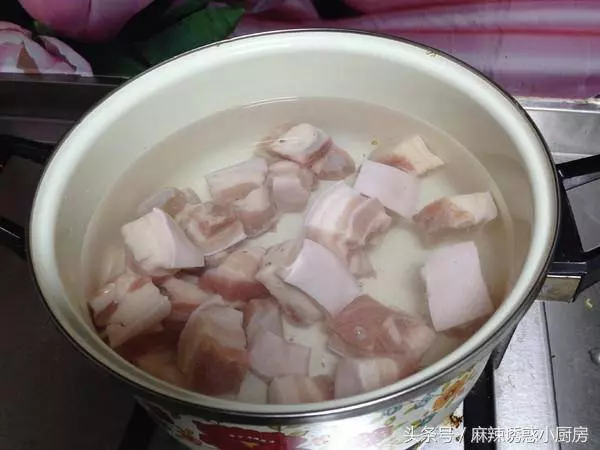 天熱也想吃肉,來點這樣的肉,五花肉和腐竹一起燒,那叫一個好吃