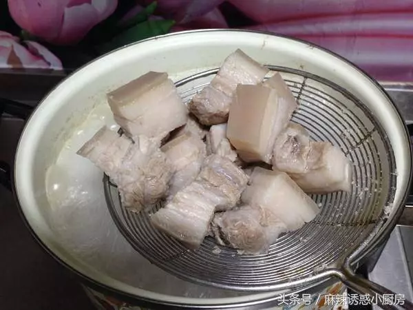 天熱也想吃肉,來點這樣的肉,五花肉和腐竹一起燒,那叫一個好吃