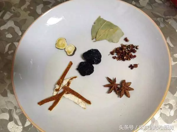 天熱也想吃肉,來點這樣的肉,五花肉和腐竹一起燒,那叫一個好吃