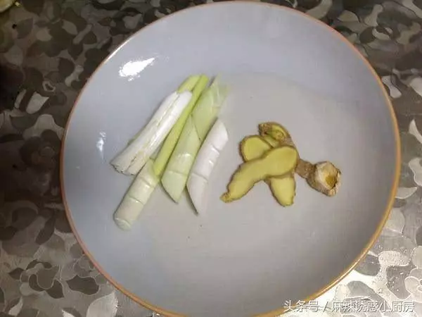 天熱也想吃肉,來點這樣的肉,五花肉和腐竹一起燒,那叫一個好吃