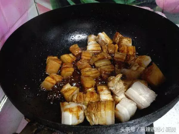 天熱也想吃肉,來點這樣的肉,五花肉和腐竹一起燒,那叫一個好吃