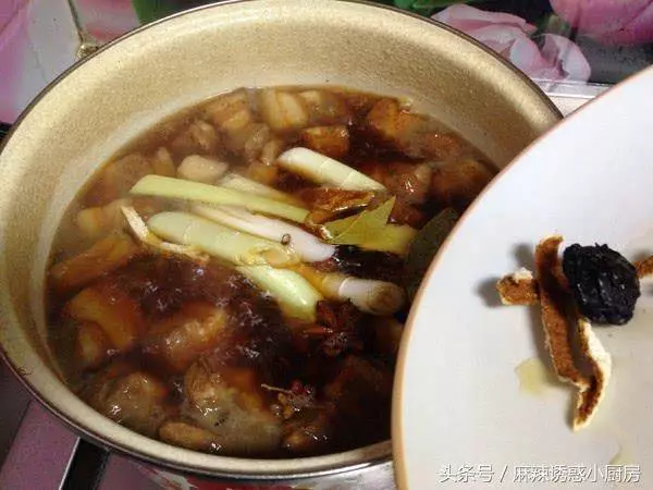 天熱也想吃肉,來點這樣的肉,五花肉和腐竹一起燒,那叫一個好吃