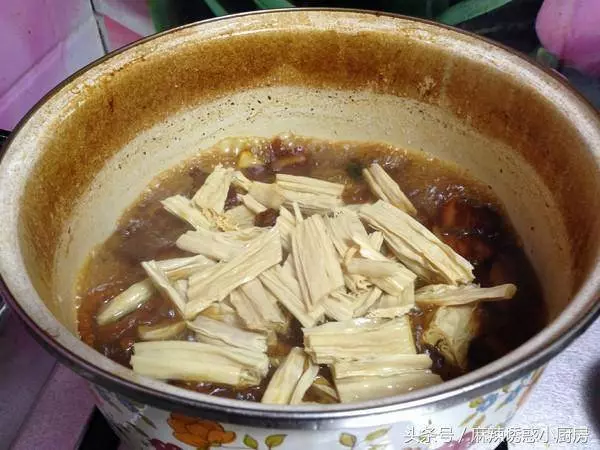 天熱也想吃肉,來點這樣的肉,五花肉和腐竹一起燒,那叫一個好吃