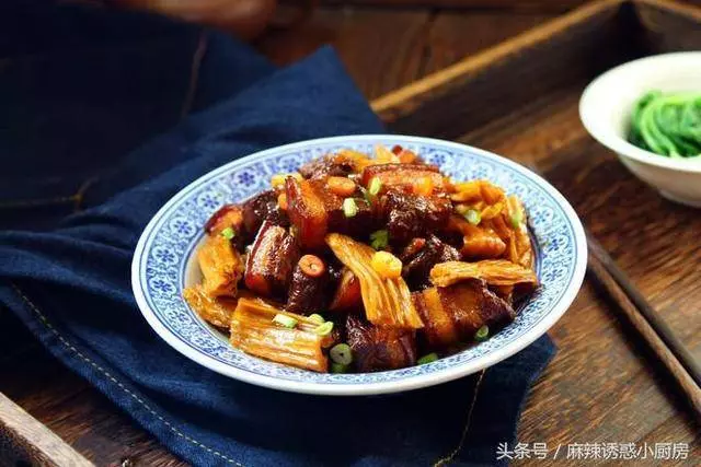 天熱也想吃肉,來點這樣的肉,五花肉和腐竹一起燒,那叫一個好吃