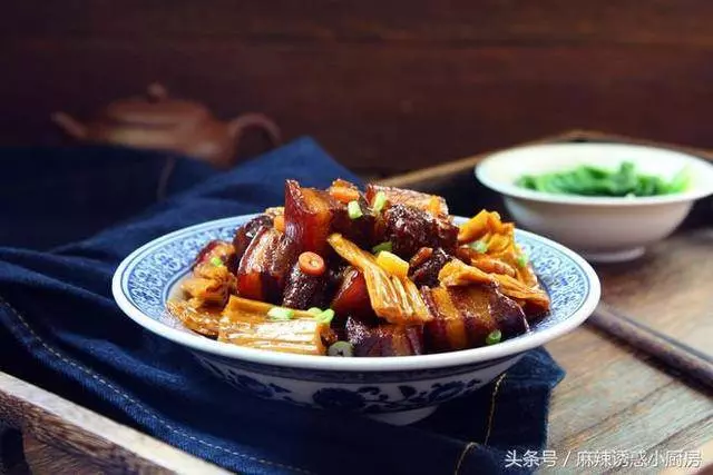天熱也想吃肉,來點這樣的肉,五花肉和腐竹一起燒,那叫一個好吃