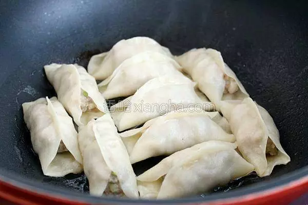 酥脆爆汁的豬肉大蔥餡鍋貼,餡料這麼調,孩子拍手說好吃